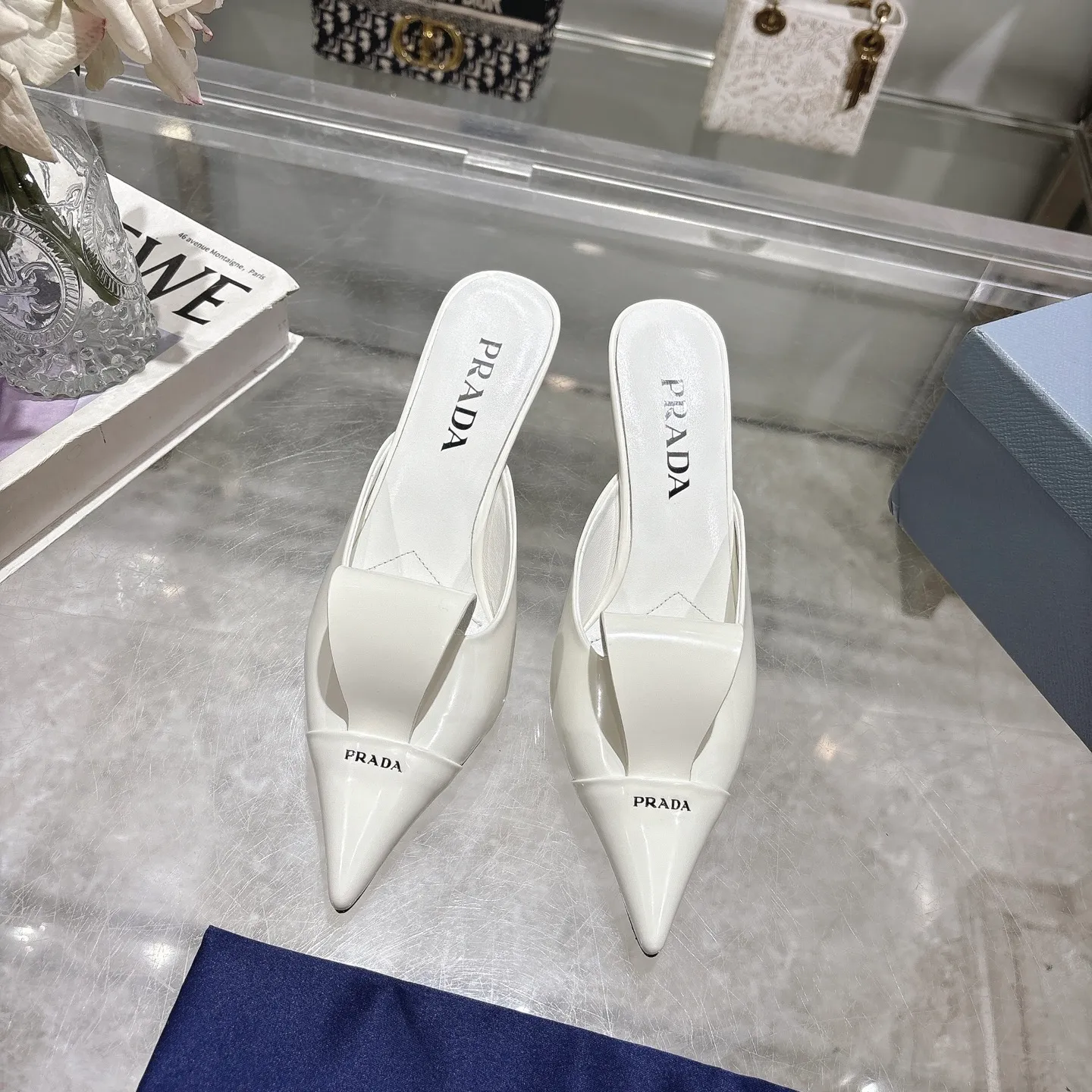 👟👟Ex-factory price 540👟👟 PRADA* Prada 25ss spring and summer new Mary Jane pointed-toe high-heeled shoes fashion shoes. Purchased from the original version and developed 1:1, perfect details, comfortable on the feet, can be matched with beautiful spring and summer clothes, exquisite and durable 🤩 ✔Upper: original open edge beaded cowhide ✔Inner lining: sheepskin ✔Outsole: Italian leather outsole ✔Heel height: 5.5cm, 7.5cm ✔Number of yards: 35-40 (41 can be customized and non-refundable) ✔Packaging: original full set of packaging